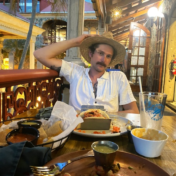 Meet your Posher, Caitlin - Picture 6 of 12